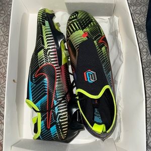 Obj cleats size 13. Only worn once, no scratches, no marks ‘ look brand new